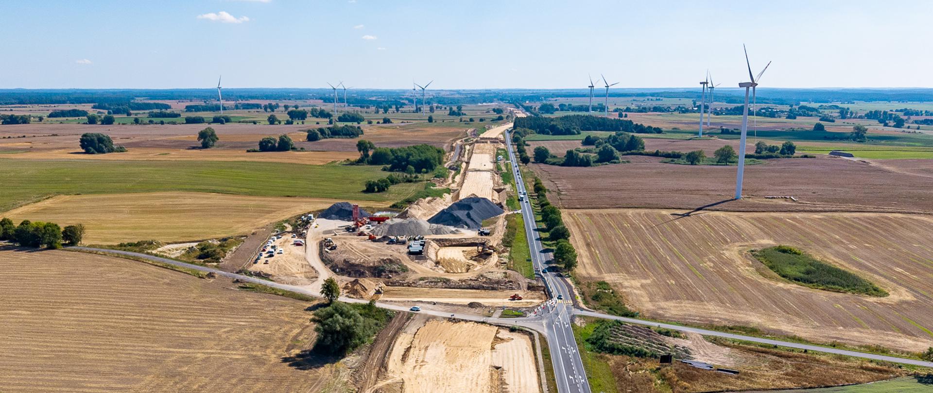 Budowa drogi zdjęcie lotnicze, widoczne po prawej stronie turbiny wiatrowe, w centrum budowana droga