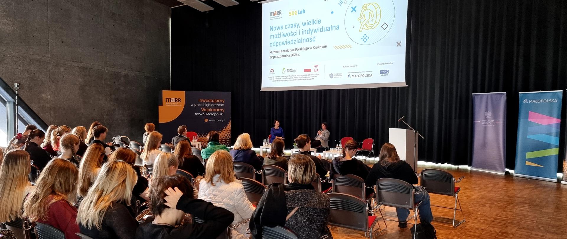 Ludzie siedzący w sali konferencyjnej