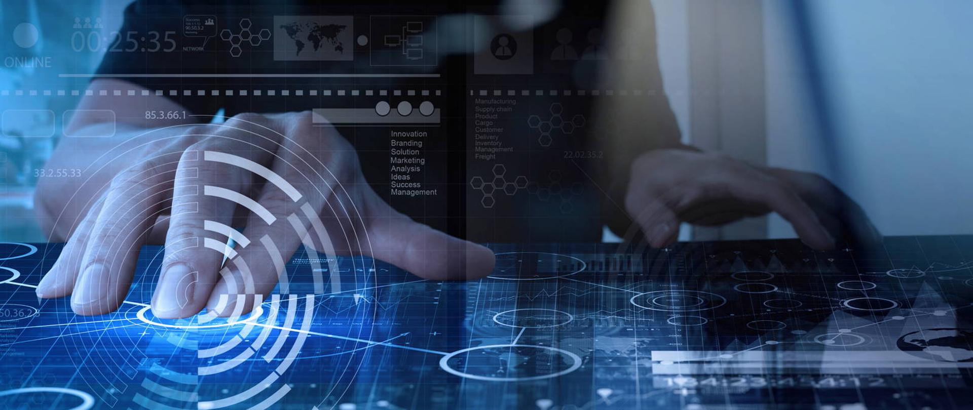 Ręce mężczyzny obsługujące wirtualne urządzenie.