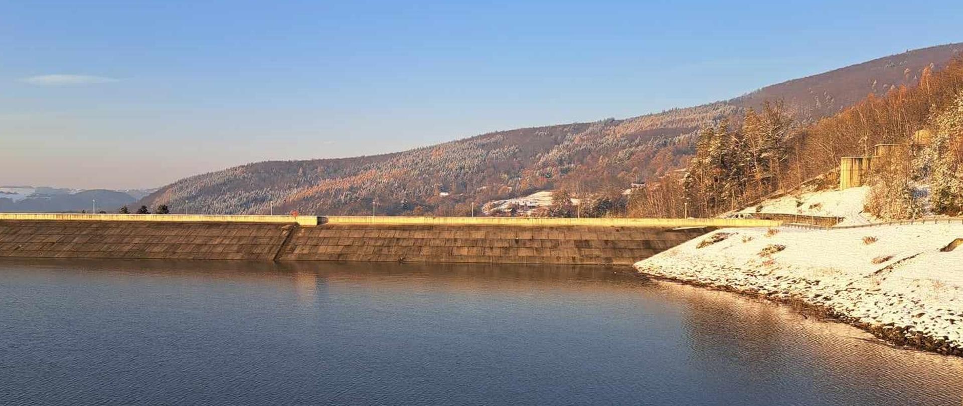 Zbiornik Świnna Poręba widok na koronę