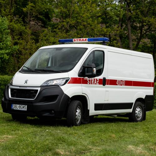 Biały, dostawczy furgon (blaszak) Peugeot Boxer wykorzystywany jako kwatermistrzowski wóz strażacki. Na boku posiada czerwony pas z białym napisem „STRAŻ” i numerem „401[D]81” oraz niebieską belkę świetlną na dachu.
