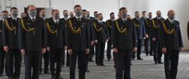 Strażacy ustawieni w rzędach podczas uroczystości Dnia Strażaka