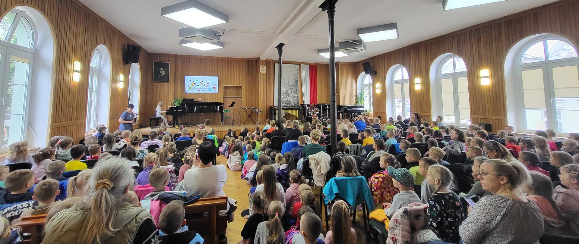 Fotografia przedstawia nauczycieli, uczniów oraz publiczność na sali koncertowej podczas dni otwartych PSM Kwidzyn