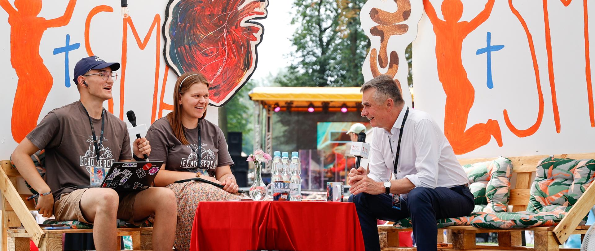 Wojewoda lubelski udziela wywiadu podczas Spotkania Młodych Archidiecezji Lubelskiej w Garbowie