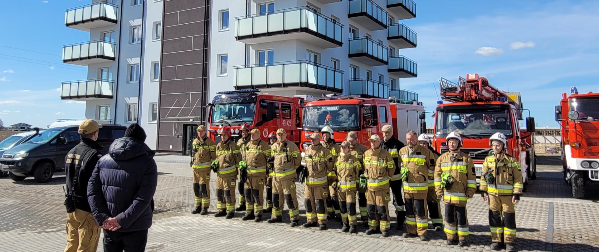 Na zdjęciu strażacy podczas ćwiczeń