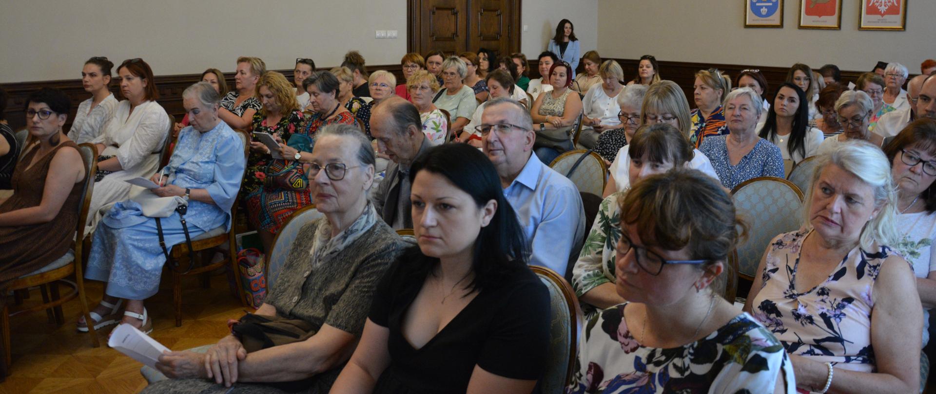 Słuchacze spotkania zgromadzeni na sali w Łódzkim Urzędzie Wojewódzkim w Łodzi 
