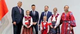 Zdjęcie Grupowe nowych obywateli ubranych w stroje regionalne i Wicewojewody