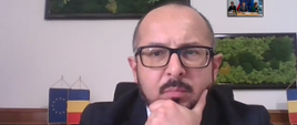 Sekretarz stanu w Ministerstwie Środowiska, Wód i Lasów Rumunii Ionut Sorin Banciu podczas wideokonferencji z wiceministerem klimatu i środowiska Edwardem Siarką.