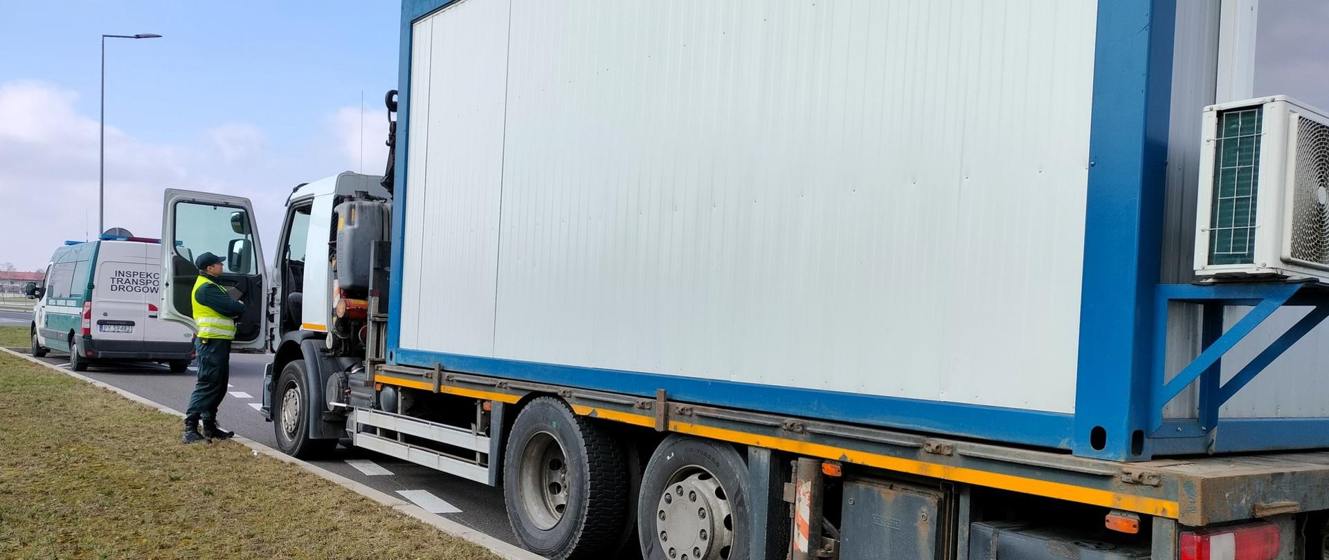 Groźnie wyglądający przewożony kontener mieszkalny zwrócił uwagę leszczyńskich inspektorów