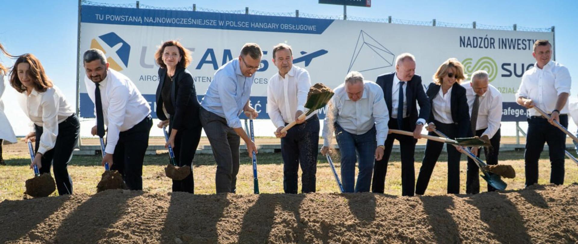 Grupa osób podczas uroczystości wbicia łopaty