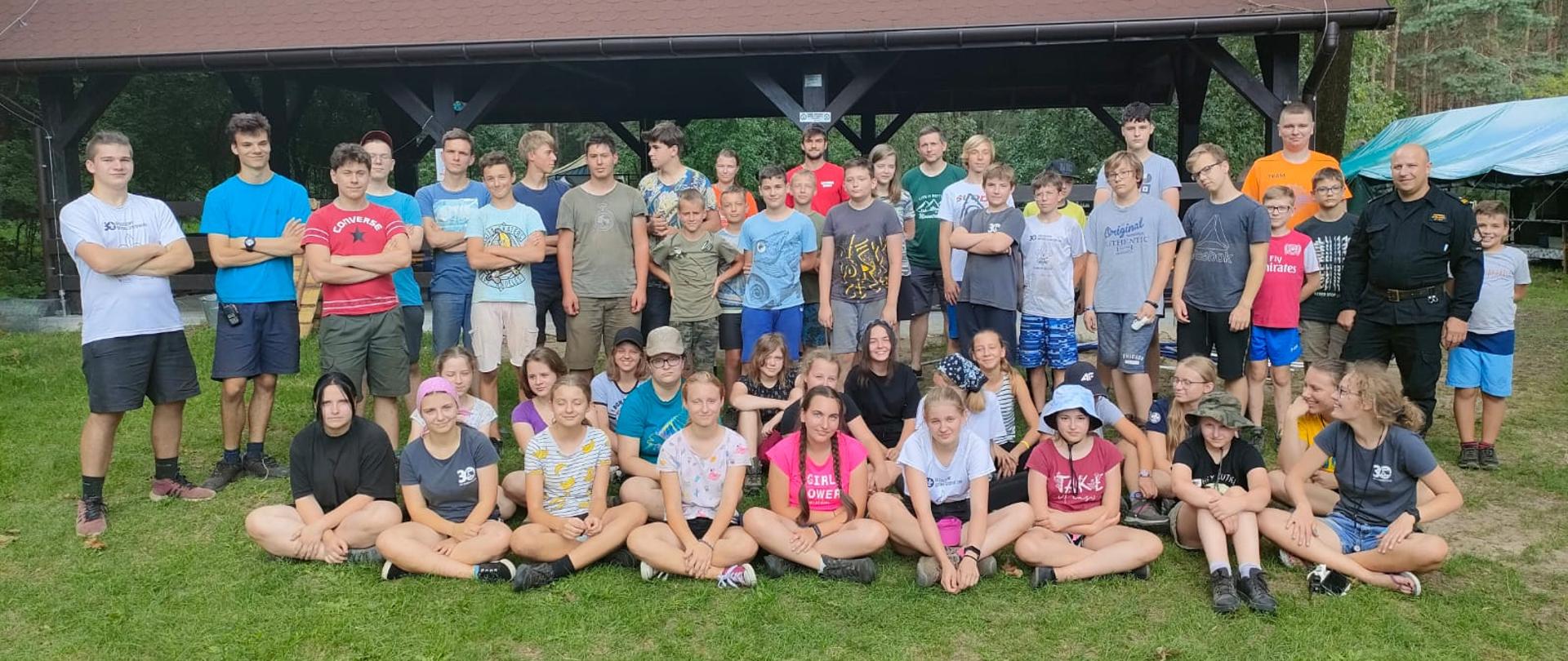 Wizyta u harcerzy na obozowisku w Radziochach. Na zdjęciu harcerze z przedstawicielem KP PSP w Lipnie