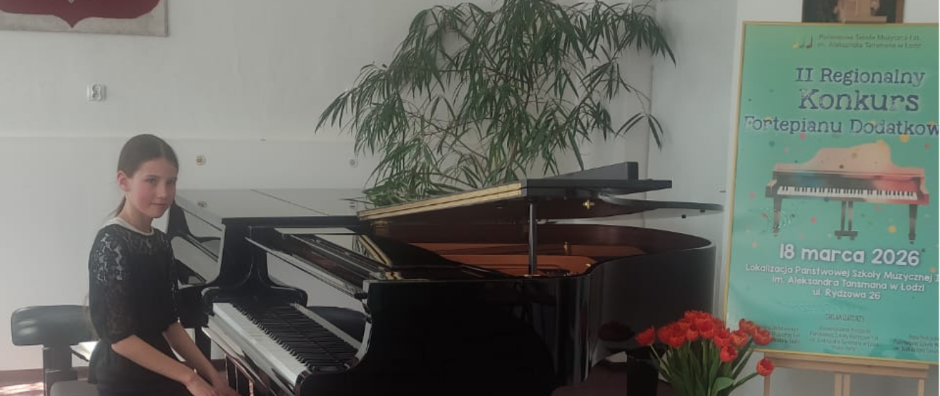 Obraz przedstawia kolaż zdjęć dyplomów dla uczennicy Estery Matlak i nauczycielki Ewy Olczyk-Gorzkiewicz z II regionalnego Konkursu Fortepianu Dodatkowego 18 marca 2026 w PSM I st. im. A.Tansmana w Łodzi, u góry zdjęcie Estery Matlak przy fortepianie podczas występu na rzeczonym konkursie.