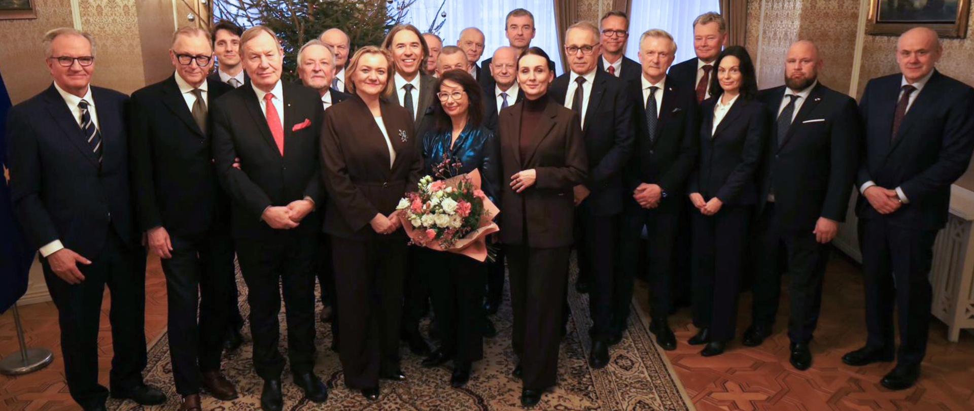 grupa osób pozuje do zdjęcia