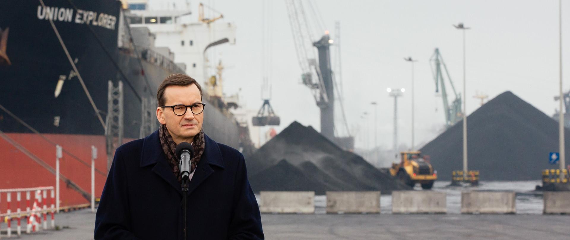 Premier w Porcie Gdańskim o rządowych rozwiązaniach dla gmin i mieszkańców w kwestii dystrybucji węgla