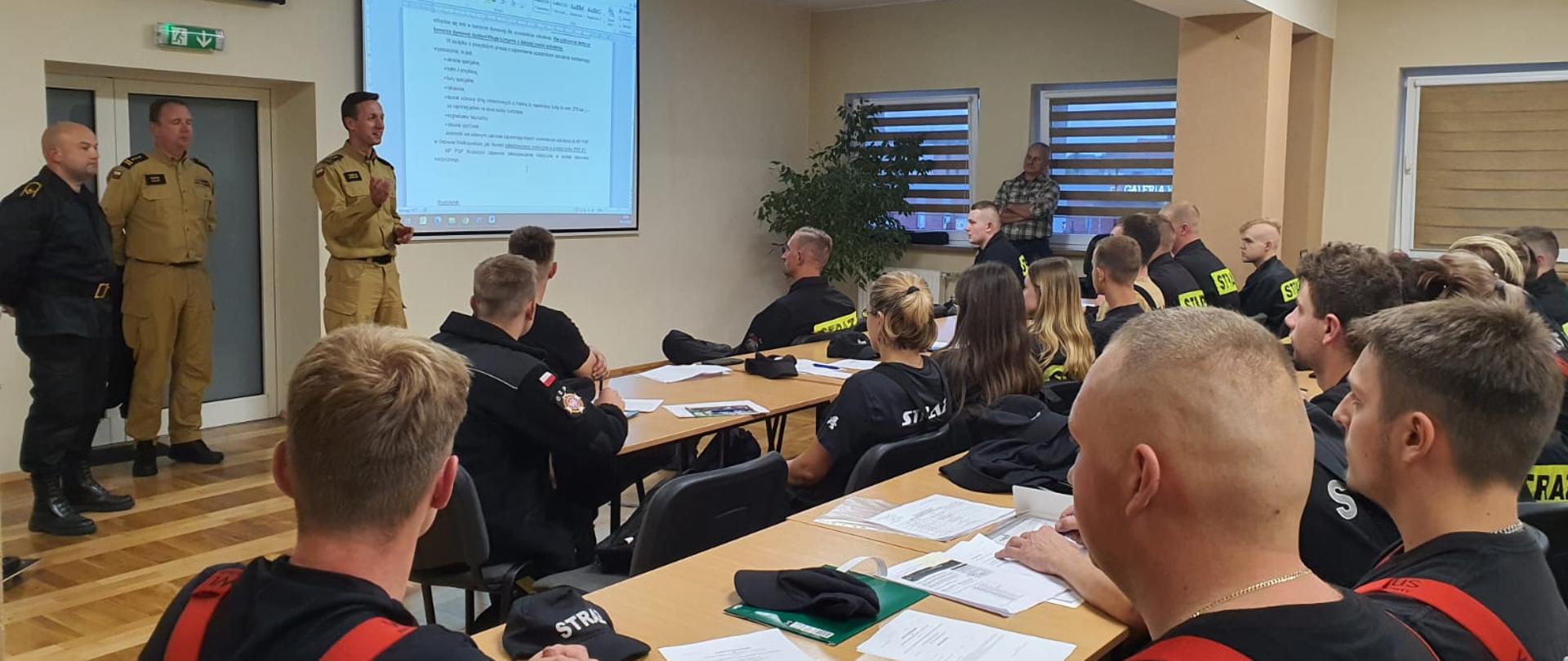 ZASTĘPCA WIELKOPOLSKIEGO KOMENDANTA WOJEWÓDZKIEGO PSP Z WIZYTĄ NA SZKOLENIU PODSTAWOWYM STRAŻAKÓW RATOWNIKÓW OSP. SZKOLENIE ODBYWA SIĘ NA ŚWIETLICY KOMENDY POWIATOWEJ. 