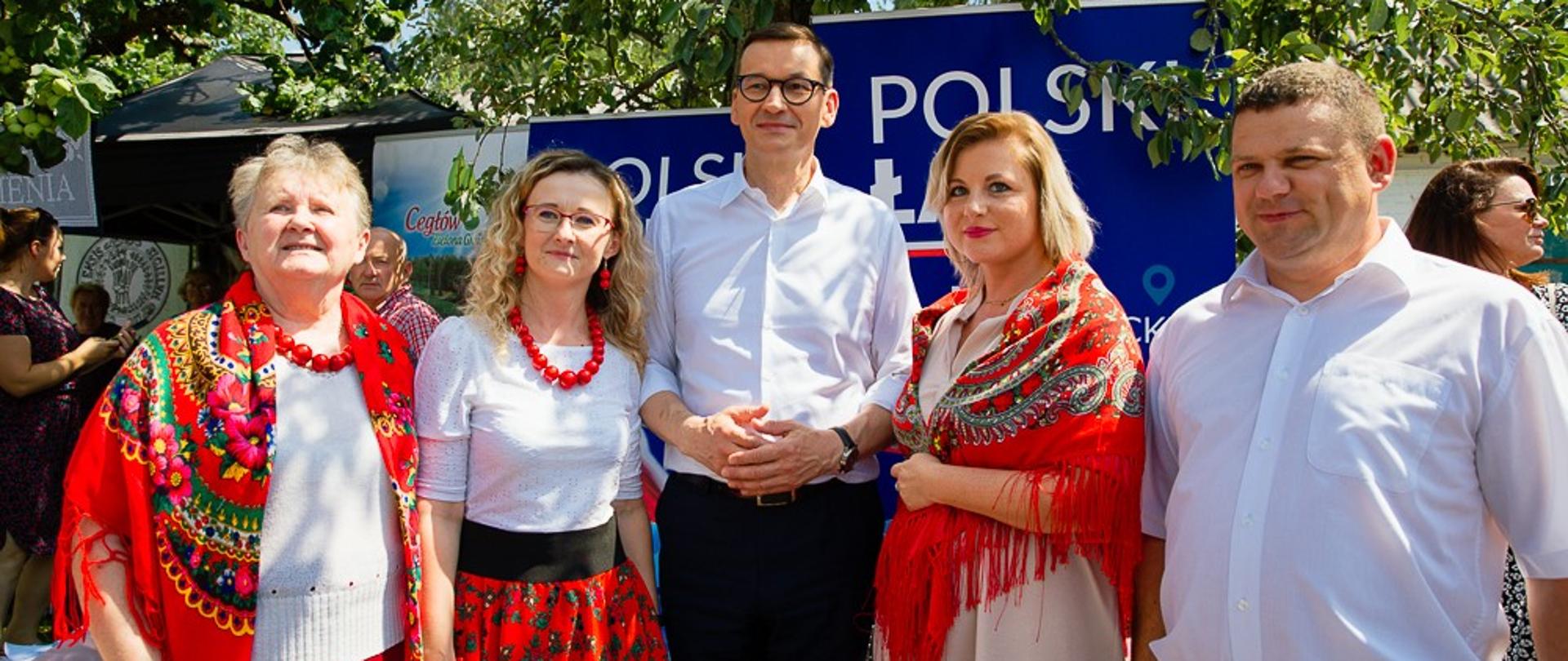 Wspólne zdjęcie premiera z kobietami z Koła Gospodyń Wiejskich oraz mężczyzną.