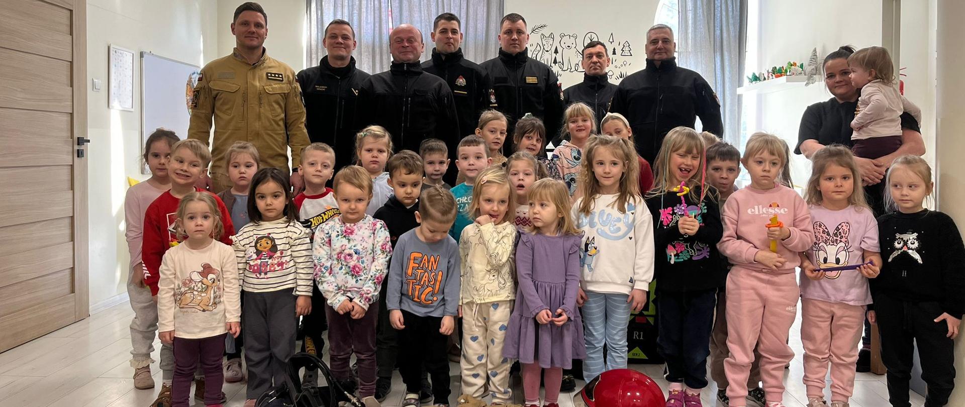 Wspólne zdjęcie funkcjonariuszy z dziećmi i opiekunami. 