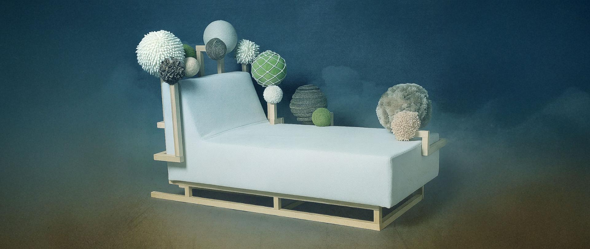 szezlong sensoryczny, jasny beżowy z zamontowanymi na drewnianej konstrukcji kulami sensorycznymi