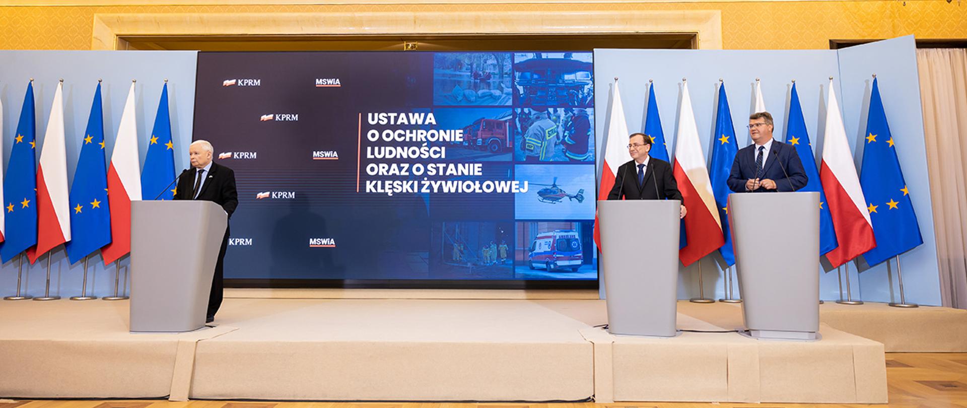 Na zdjęciu widać wicepremiera Jarosława Kaczyńskiego, ministra Mariusza Kamińskiego i wiceministra Macieja Wąsika stojących za mównicami w trakcie konferencji prasowej.