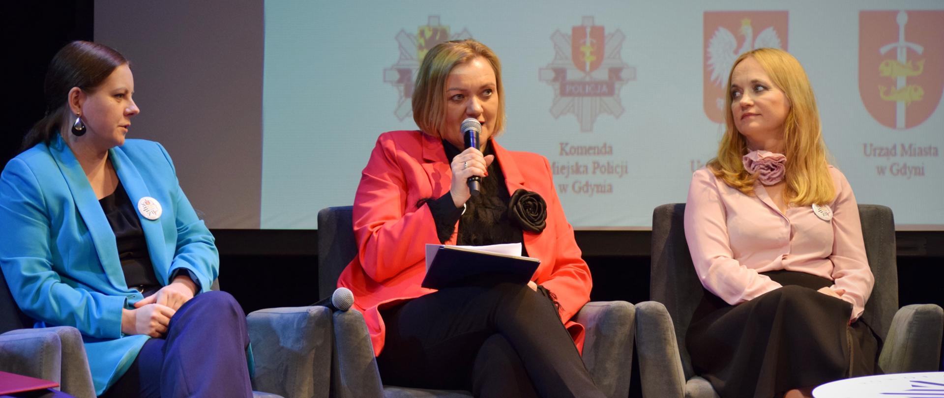 kobieta (wicewojewoda) trzyma mikrofon i przemawia