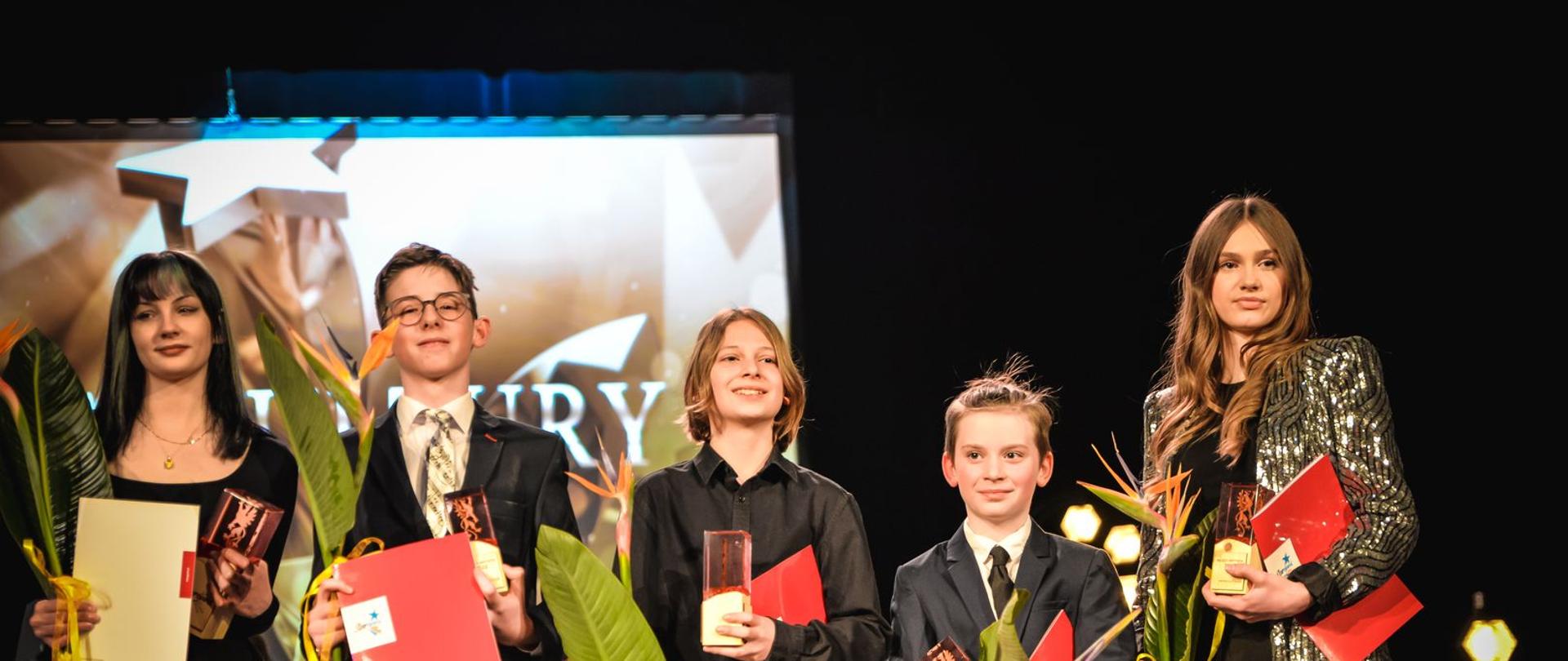 Zdjęcie przedstawia pięć osób podczas wręczenia nagród Prezydenta Stargardu dla dla artystów, kreatorów i ambasadorów kultury za rok 2022. 