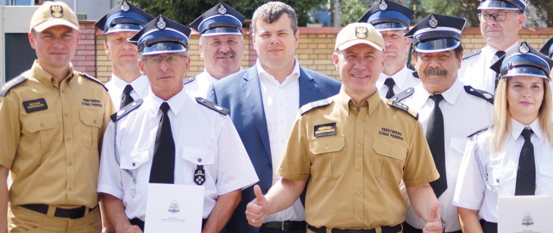 Wręczenie promes na doposażenie jednostek OSP oraz przekazanie samochodów pożarniczych