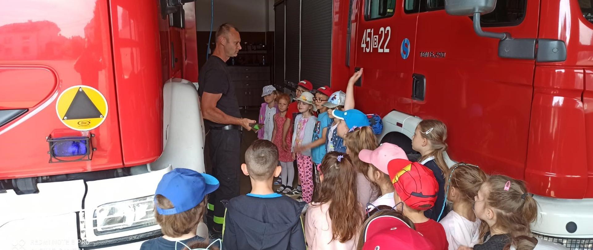 Wizyta przedszkolaków w KP PSP w Mońkach.