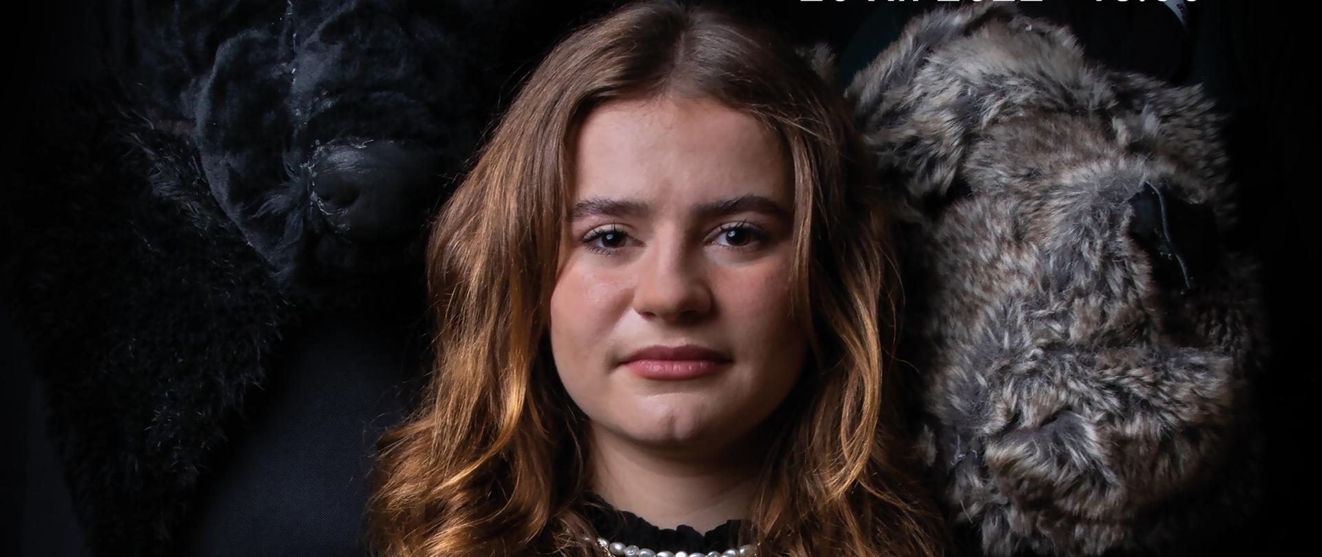 Grafika posiada czarne tło. W części centralnej wkomponowana jest postać dziewczyny Patrycji Molek uczennicy PLSP im. A. Kenara w Zakopanem. Dziewczyna ma długie ciemne włosy. Ma zawieszony na szyi złoty medalion. Jej czarna suknia zlewa się z czarnym tłem. Po bokach dziewczyny oraz przed nią znajdują się trzy maski misiów. Po lewej stronie u góry znajduje się logo galerii STRH. Po prawej u góry znajduje się biały napis; Finisaż wystawy "Nim nadejdzie zima" oraz adres miejsca wystawy i data, ul. Krupówki 4a w Zakopanem, 20 grudnia 2022 roku, godzina 18.00. Na dole po prawej stronie grafiki znajduje się biały napis; śpiew Patrycja Molek, akompaniament; Paulina Martini Zakopiańska Akademia Śpiewu.
