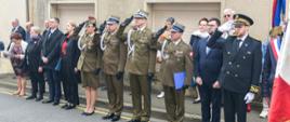 Des représentants des autorités civiles et militaires se tiennent en rang.