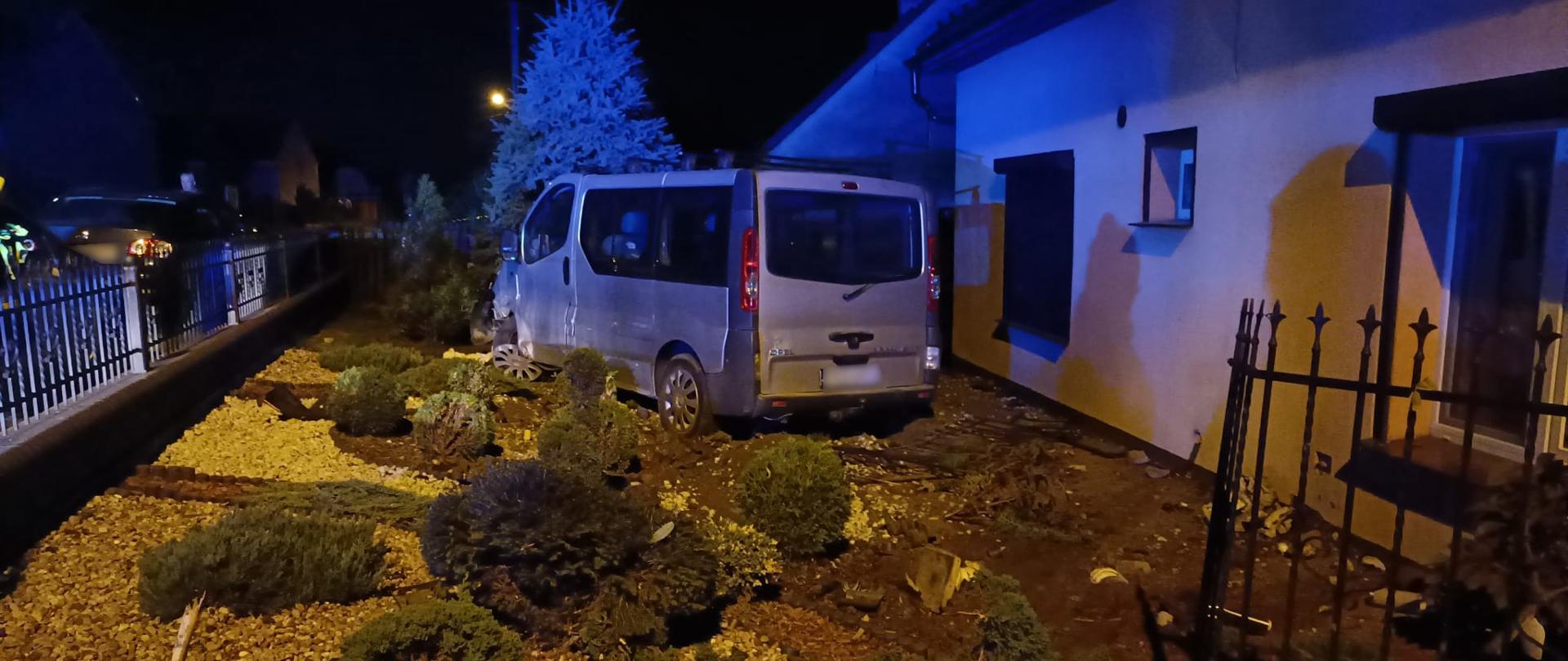 widoczne miejsce zdarzenia uszkodzony pojazd oraz ogrodzenie posesji