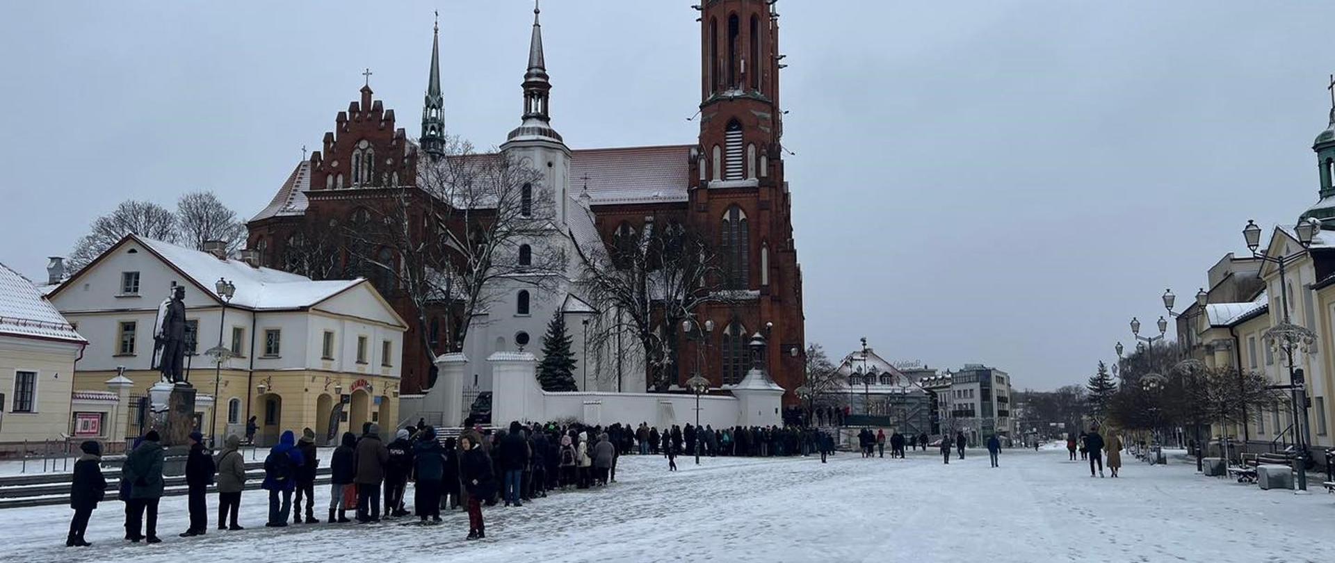 Przekazywanie paczek z wigilijnymi potrawami i produktami spożywczymi potrzebującym przed Archikatedrą Białostocką