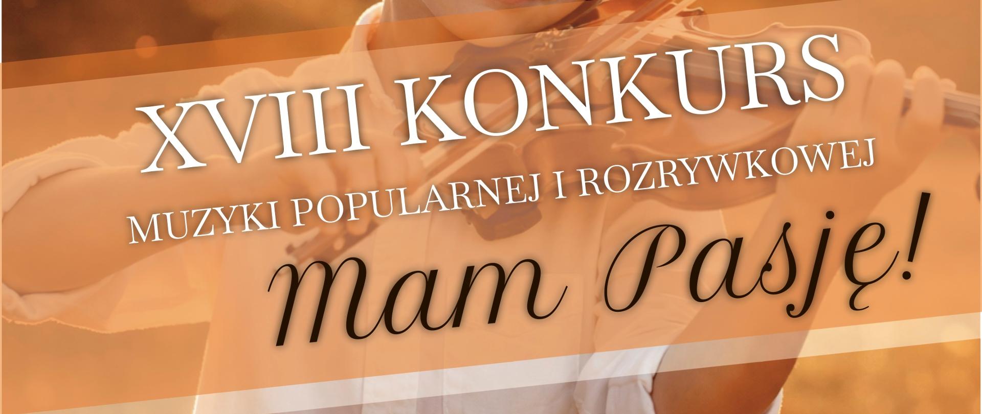 Plakat utrzymany w ciepłej, złoto-pomarańczowej kolorystyce, z miękkim, rozmytym tłem przypominającym jesienne światło o zachodzie słońca. Centralną część zajmuje fotografia kilkuletniego chłopca o jasnych włosach, ubranego w białą koszulę, grającego na skrzypcach. Chłopiec patrzy w dół na instrument z delikatnym uśmiechem, a skrzypce i smyczek są wyraźnie widoczne. Światło tworzy wokół jego sylwetki złotą poświatę.
W górnej części plakatu znajdują się logotypy: po lewej „SKALA PASJI FUNDACJA” (z symbolem klucza wiolinowego), pośrodku logo Państwowej Szkoły Muzycznej I stopnia im. Z. Noskowskiego w Krzeszowicach.
Poniżej, białym tekstem zapisanym wielkimi literami:
FUNDACJA SKALA PASJI
ORAZ PAŃSTWOWA SZKOŁA MUZYCZNA
I STOPNIA IM. Z. NOSKOWSKIEGO
W KRZESZOWICACH
ZAPRASZA NA
Przez środek plakatu przebiega półprzezroczysty, jasnopomarańczowy pas, na którym umieszczono główny tytuł:
XVIII KONKURS
MUZYKI POPULARNEJ I ROZRYWKOWEJ
mam Pasję!
Napis „XVIII KONKURS” oraz „MUZYKI POPULARNEJ I ROZRYWKOWEJ” jest biały, natomiast „mam Pasję!” zapisany jest ozdobną, czarną, kursywną czcionką.
W dolnej lewej części znajdują się informacje w białym tekście umieszczonym na pomarańczowych, zaokrąglonych polach:
Przesłuchania konkursowe odbędą się
22 kwietnia 2026
Koncert Laureatów
8 MAJA 2026 O GODZINIE 18:00
REGULAMIN ORAZ FORMULARZ ZGŁOSZENIOWY
ZNAJDUJE SIĘ NA STRONIE www.skalapasji.pl
AULA PAŃSTWOWEJ SZKOŁY MUZYCZNEJ
KRZESZOWICE, UL. OGRODOWA 7
Na samym dole plakatu znajduje się wąski biały pasek z drobnym tekstem oraz logotypami partnerów i patronów. Tekst (małą czcionką):
Wydarzenie jest realizowane przy wsparciu finansowym Województwa Małopolskiego, Powiatu Krakowskiego, Gminy Krzeszowice
Obok znajdują się logotypy i podpisy, m.in.:
MAŁOPOLSKA
Łukasz Smółka Marszałek Województwa Małopolskiego patronat honorowy
Starosta Krakowski Elżbieta Burtan patronat honorowy
Patronat Burmistrz Gminy Krzeszowice Wacław Gregorczyk
KOPALNIE PORFIRU I DIABAZU
SENIORA
Magazyn Krzeszowicki
Całość ma ciepły, emocjonalny i inspirujący charakter, podkreślony złotym światłem, dziecięcą postacią oraz elegancką typografią i harmonijną kompozycją graficzną.