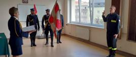 Komendant Miejski odbiera ślubowanie strażaka na JRG 1