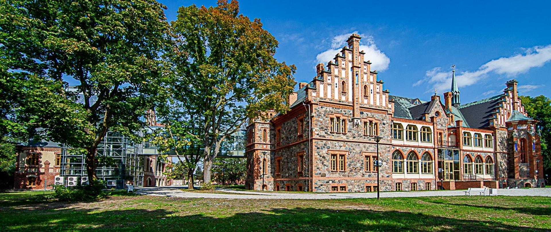 Na zdjęciu budynki zabytkowego szpitala św. Doroty zaadoptowanego na cele Państwowej Szkoły Muzycznej I i II stopnia w Żaganiu. Widok od strony południowej, w prawej części zabytkowy budynek dawnej chirurgii, w centralnej części nowoczesny przeszklony łącznik wraz z klatką schodową do budynku dawnej ginekologii. Na zdjęciu widoczne tez drzewa znajdujące się w sąsiedztwie łącznika.