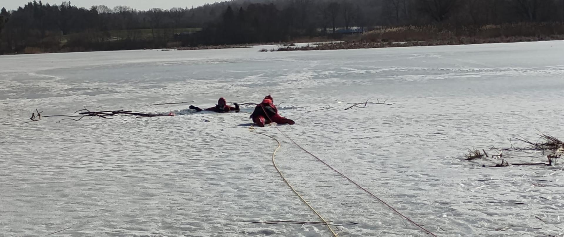 Na zdjęciu ratownik podejmować będzie poszkodowanego z wykorzystaniem pasa typu węgorz