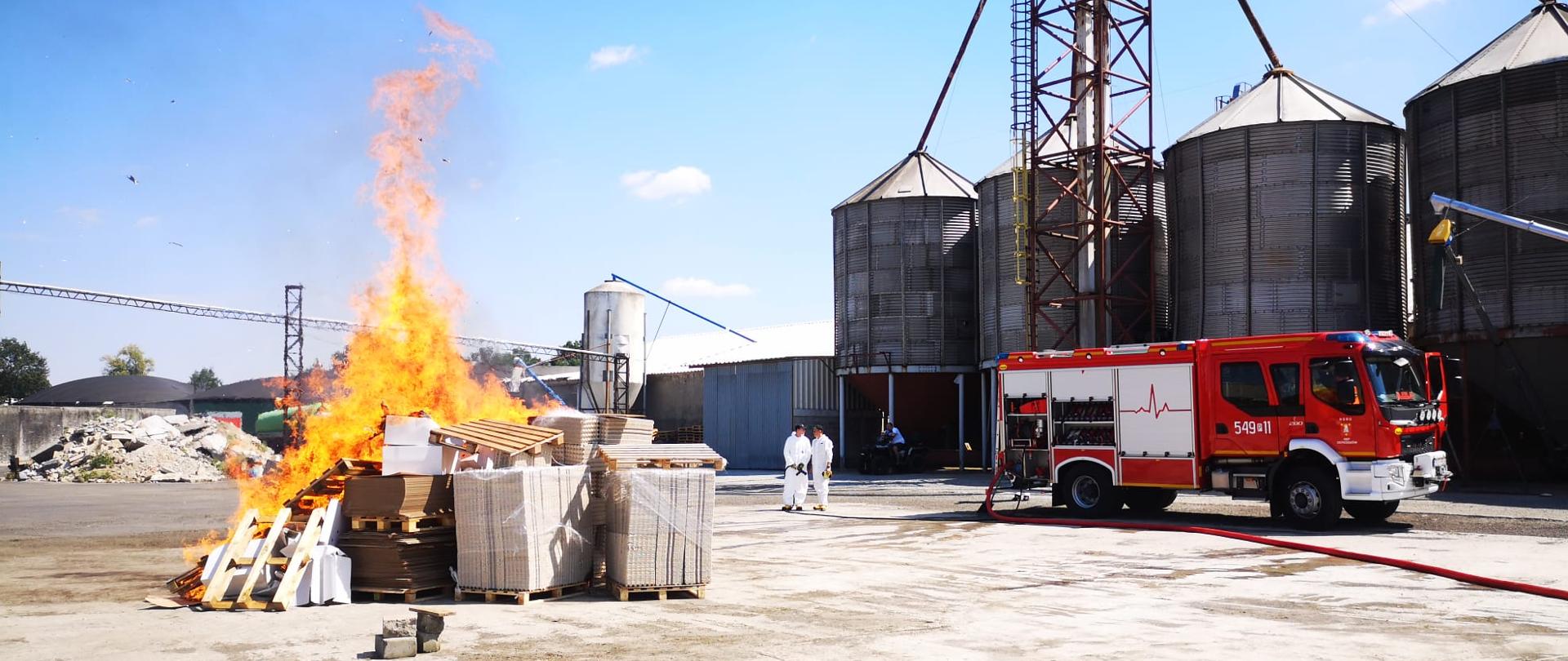 Strażacy zabezpieczają kontrolowane wypalanie pozostałości fermy