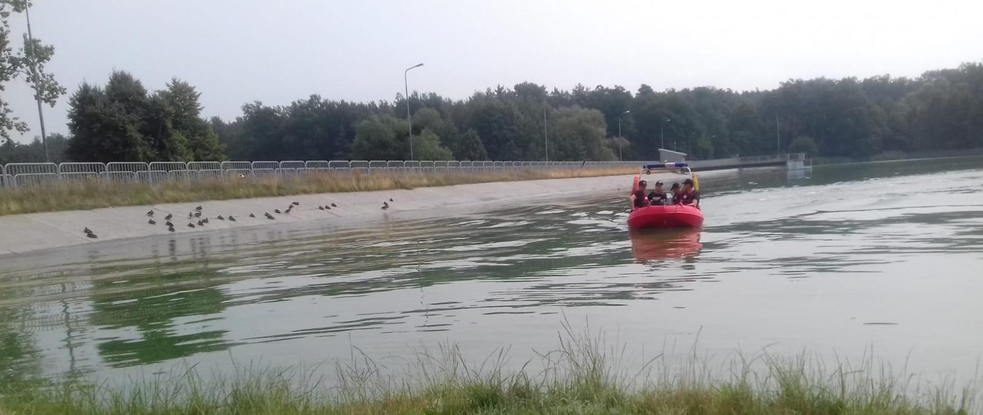 Na zdjęciu widoczna jest płynąca z obsadą ratowniczą łódź Państwowej Straży Pożarnej, podczas sprawdzenie operacyjnego akwenu