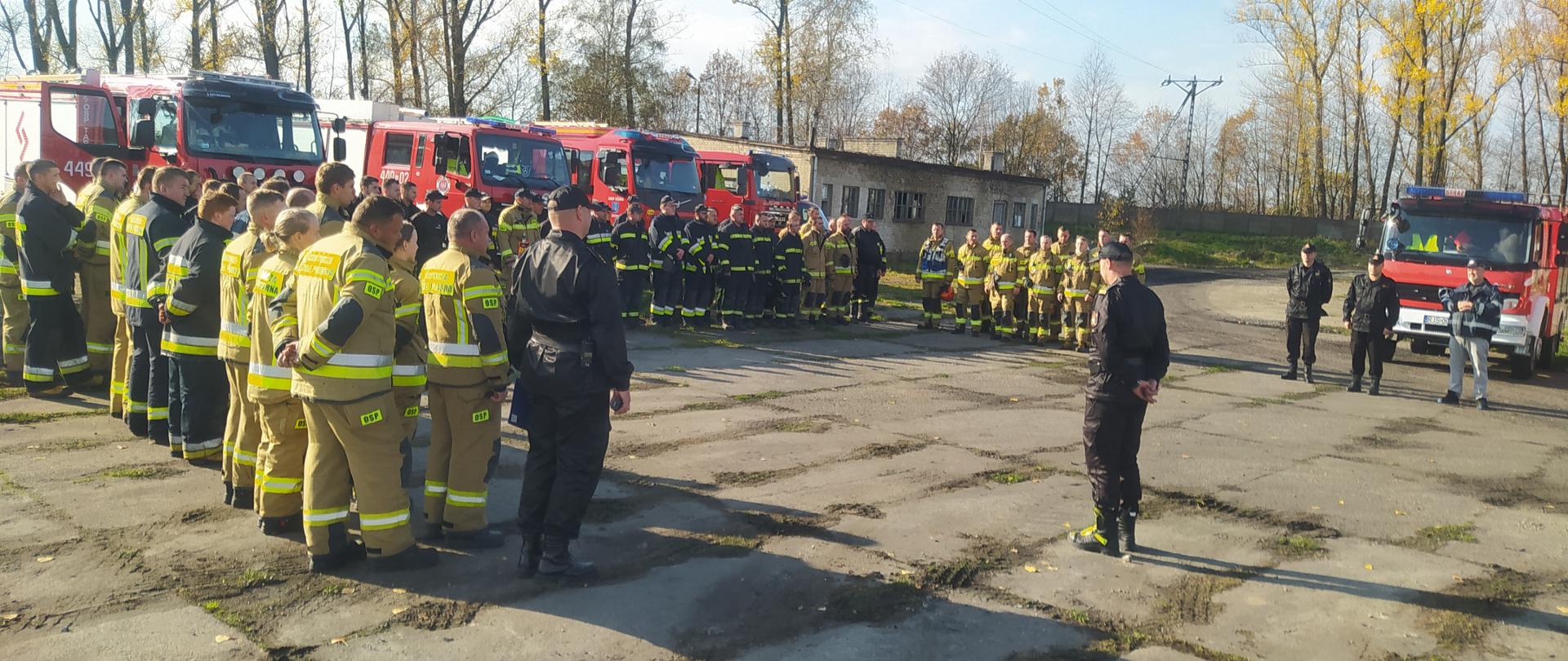Na zdjęciu strażacy ochotniczy z terenu powiatu jasielskiego podczas Ćwiczeń na terenie zakładu Herbstreith&Fox, które odbyły się 2.11.2022r. Podczas ćwiczeń obecny był komendant powiatowy PSP w Jaśle bryg. Piotr Śmietana wraz z wydziałem operacyjnym.