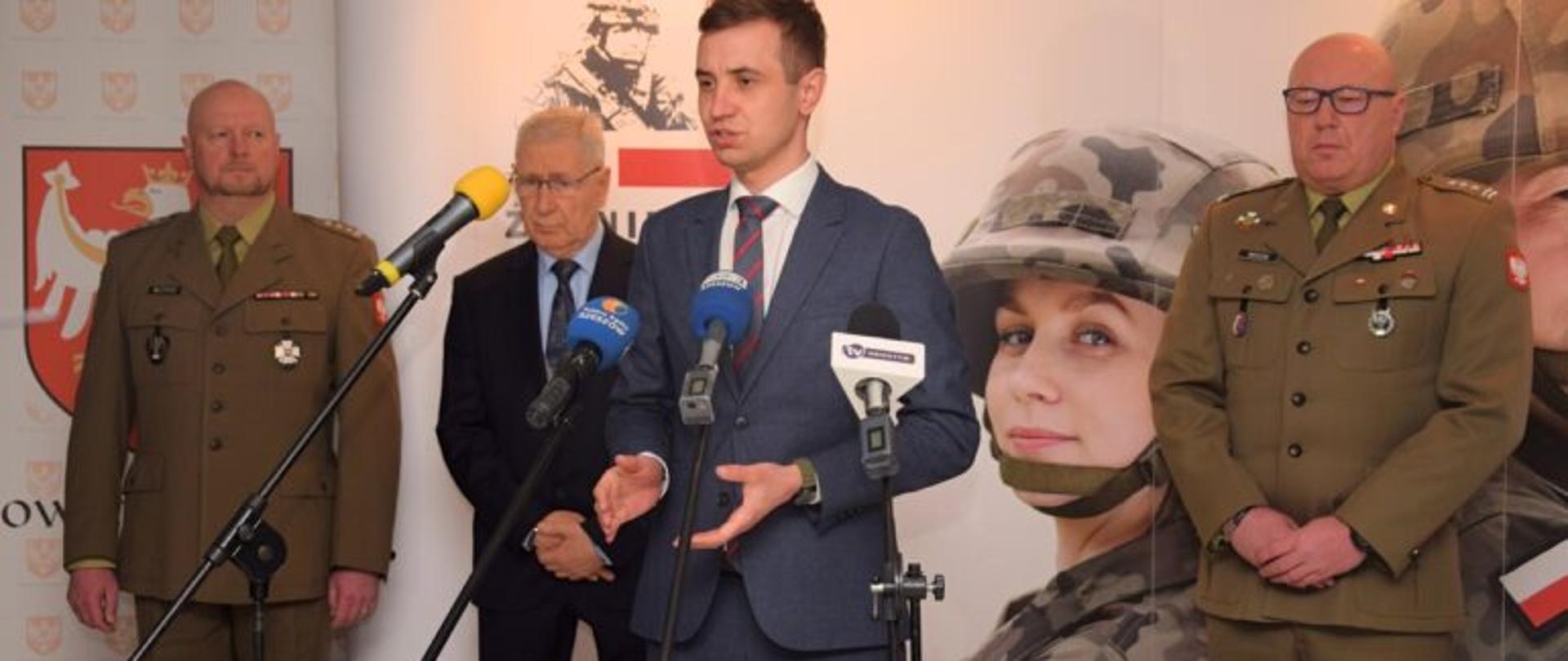 II wicewojewoda podkarpacki Radosław Wiatr podczas konferencji prasowej na temat kwalifikacji wojskowej 2023