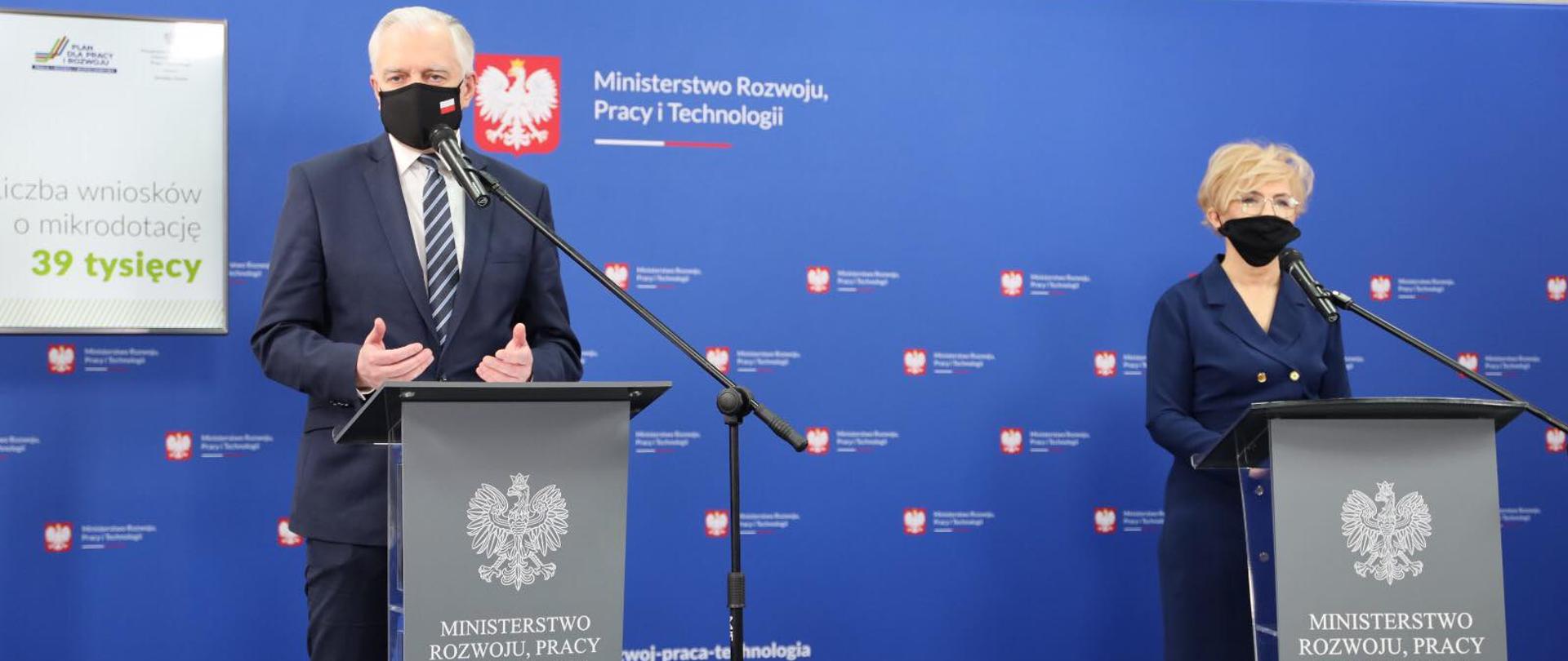 Na zdjęciu premier J. Gowin i wicepremier I. Michałek podczas konferencji