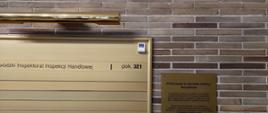 Na zdjęciu znajduje się nadajnik systemu YourWay zainstalowany przy tablicy informacyjnej w budynku Opolskiego Urzędu Wojewódzkiego. 