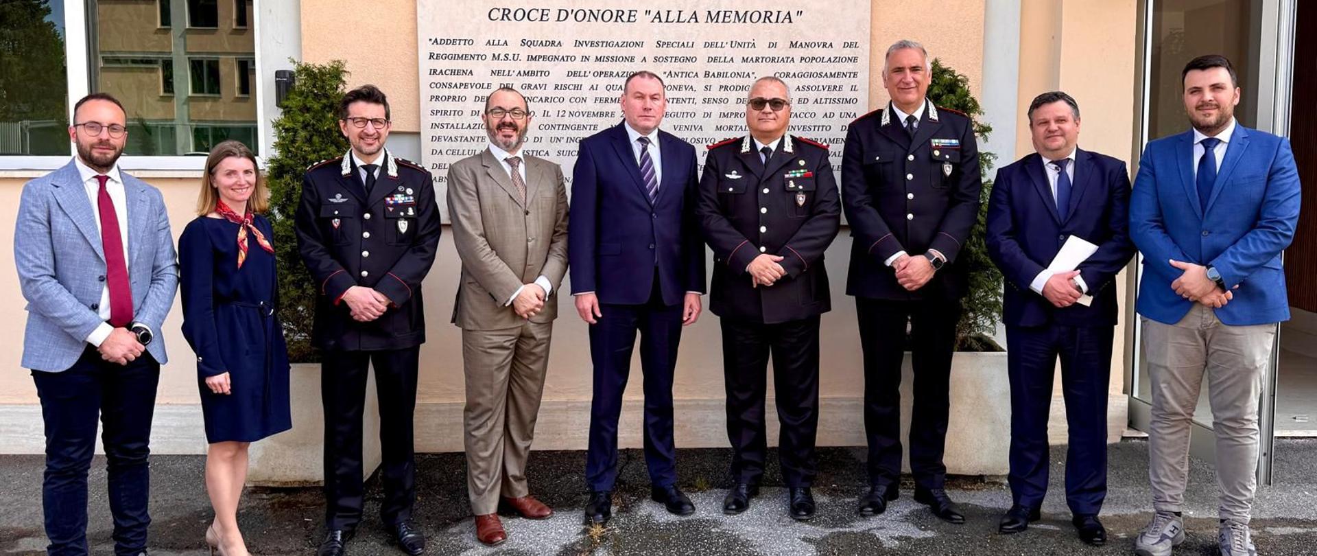 Grupowe zdjęcie na którym jest m.in, Zastępca Szefa Krajowej Administracji Skarbowej Zbigniew Stawicki i przedstawiciele włoskich służb