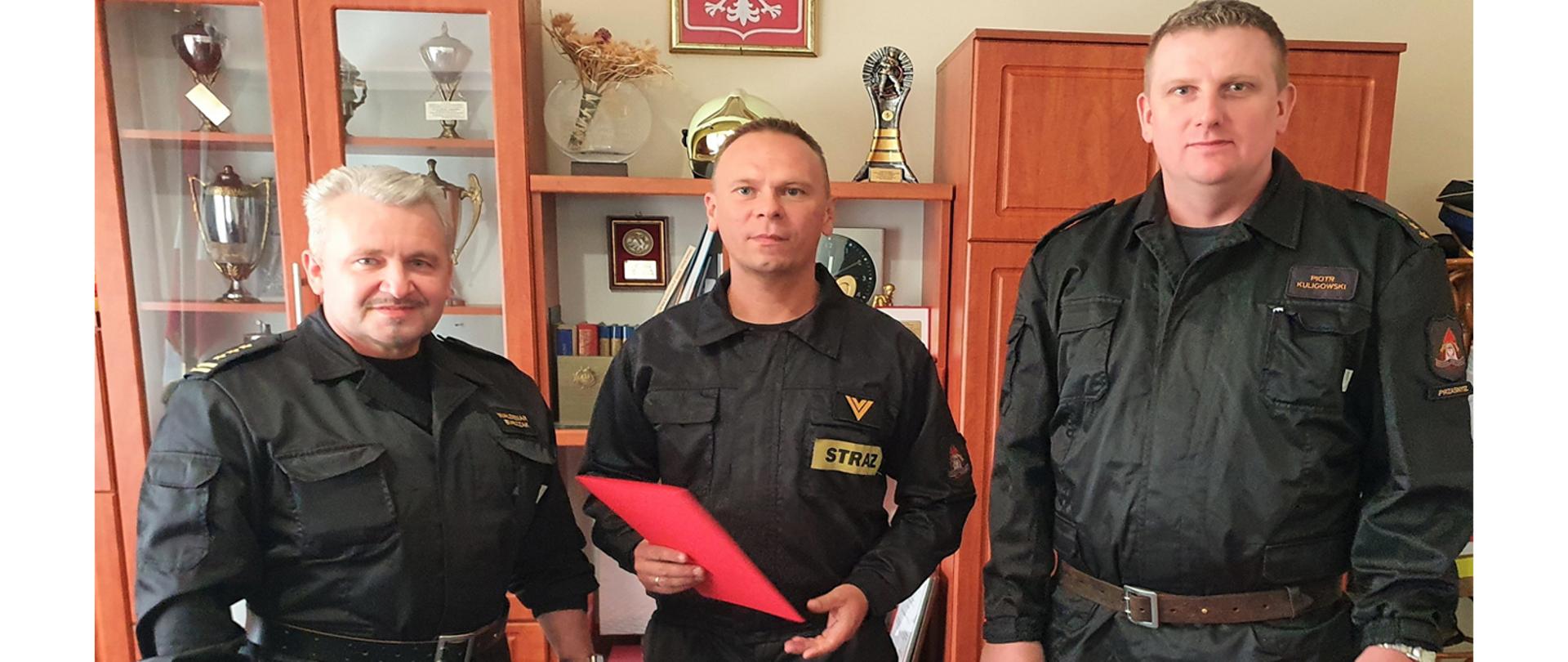 Mazowiecki Komendant Wojewódzki PSP nadbryg. Jarosław Nowosielski rozkazami nr 394/2022 z dnia 24.08.2022 i 395/2022 z dnia 26.08.2022 wyróżnił nagrodami pieniężnymi mazowieckich funkcjonariuszy PSP realizujących zadania z zakresu ratownictwa wysokościowego, ratownictwa wodnego oraz koordynatora wojewódzkiego bezzałogowych statków powietrznych.
Za wzorowe wykonywanie zadań służbowych wyróżniające się efektami dla działania, promocji i rozwoju PSP na szczeblu ponad powiatowym, w tym związanych z realizacją warsztatów z zakresu ratownictwa wodnego organizowanych przez Ośrodek Szkolenia PSP w Warszawie z Komendy Powiatowej PSP w Przasnyszu nagrody MKW otrzymało dwóch strażaków:
- kpt. Piotr Kuligowski
- st.ogn. Przemysław Frąckiewicz
Opracowanie: kpt. Piotr Kuligowski: Oficer Prasowy Komendanta Powiatowego PSP w Przasnyszu.
Zdjęcia: asp. Rafał Sekuna.
