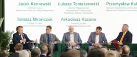 Na zdjęciu uczestnicy spotkania siedzą na scenie podczas panelu dyskusyjnego