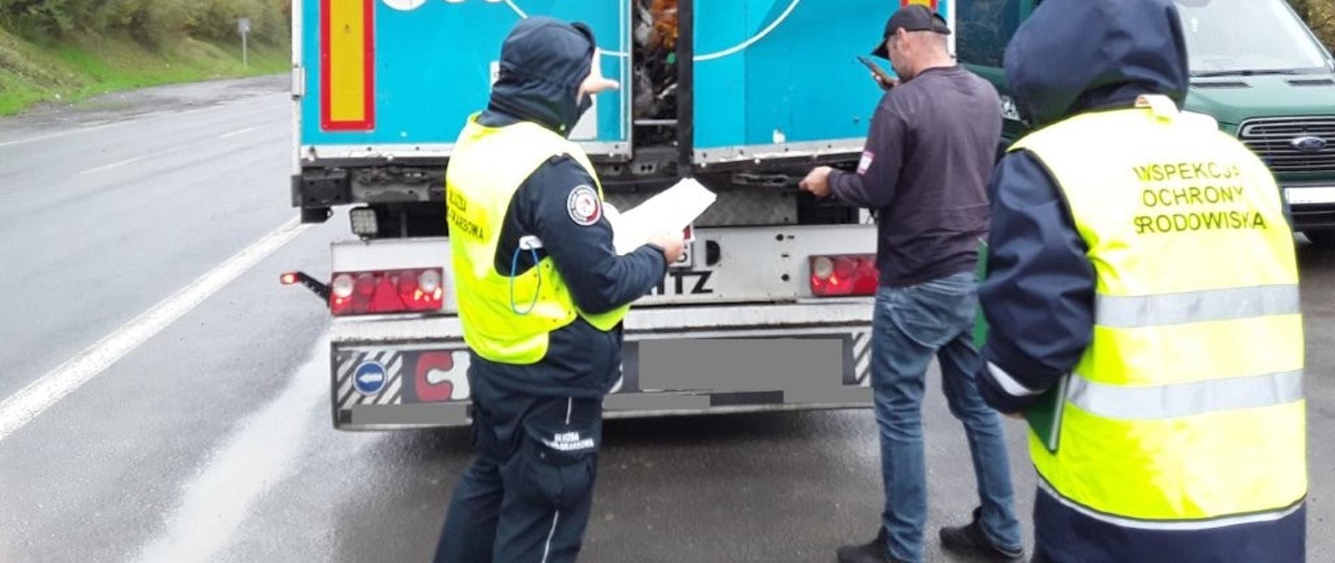 Inspektorzy kontrolujący pojazdy na drodze w Lipowicy w dniu 14.10.2025 r. 
