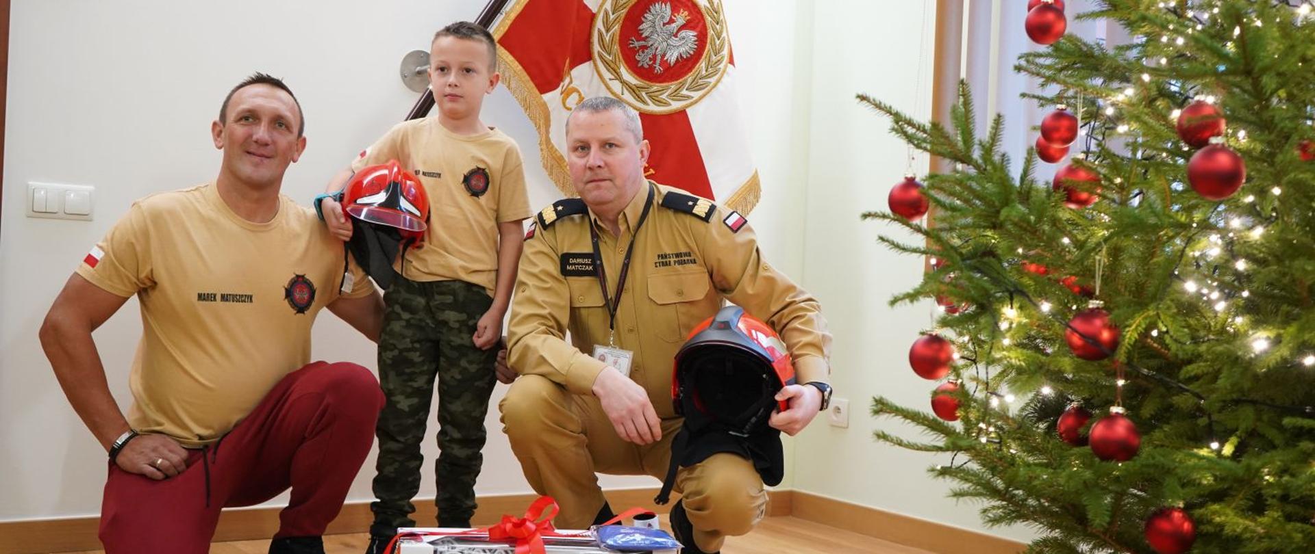 Oliwier z tatą i komendantem