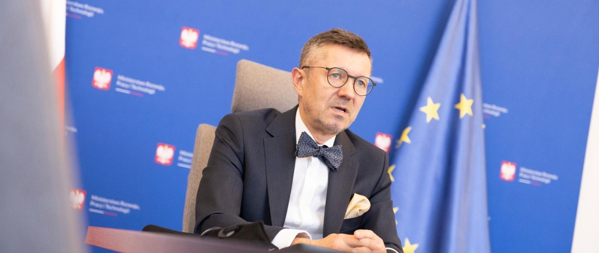 Wiceminister Robert Tomanek przemawia podczas konferencji on-line.