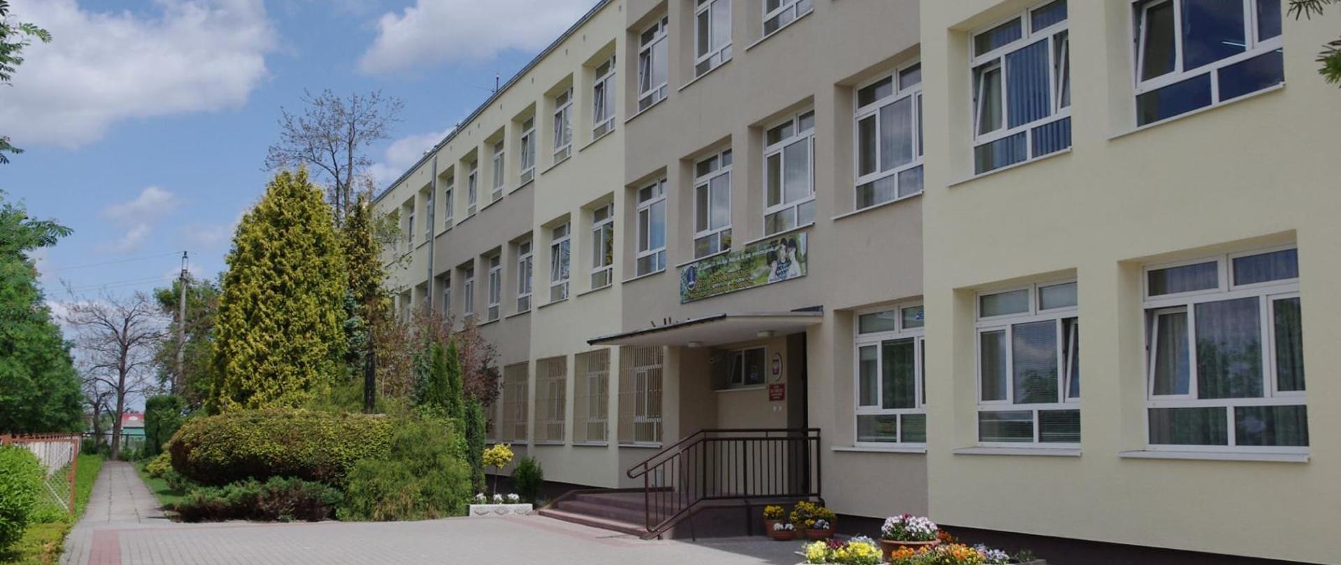 Wejście główne do Zespołu Szkół Rolniczych w Grudziądzu. 