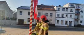 Narodowe Święto Niepodległości. Plac przed Komendą Powiatową PSP w Rawiczu. Zbiórka strażaków zmiany służbowej nr 3 JRG. Poczet flagowy dokonuje podniesienia flagi państwowej na maszt.