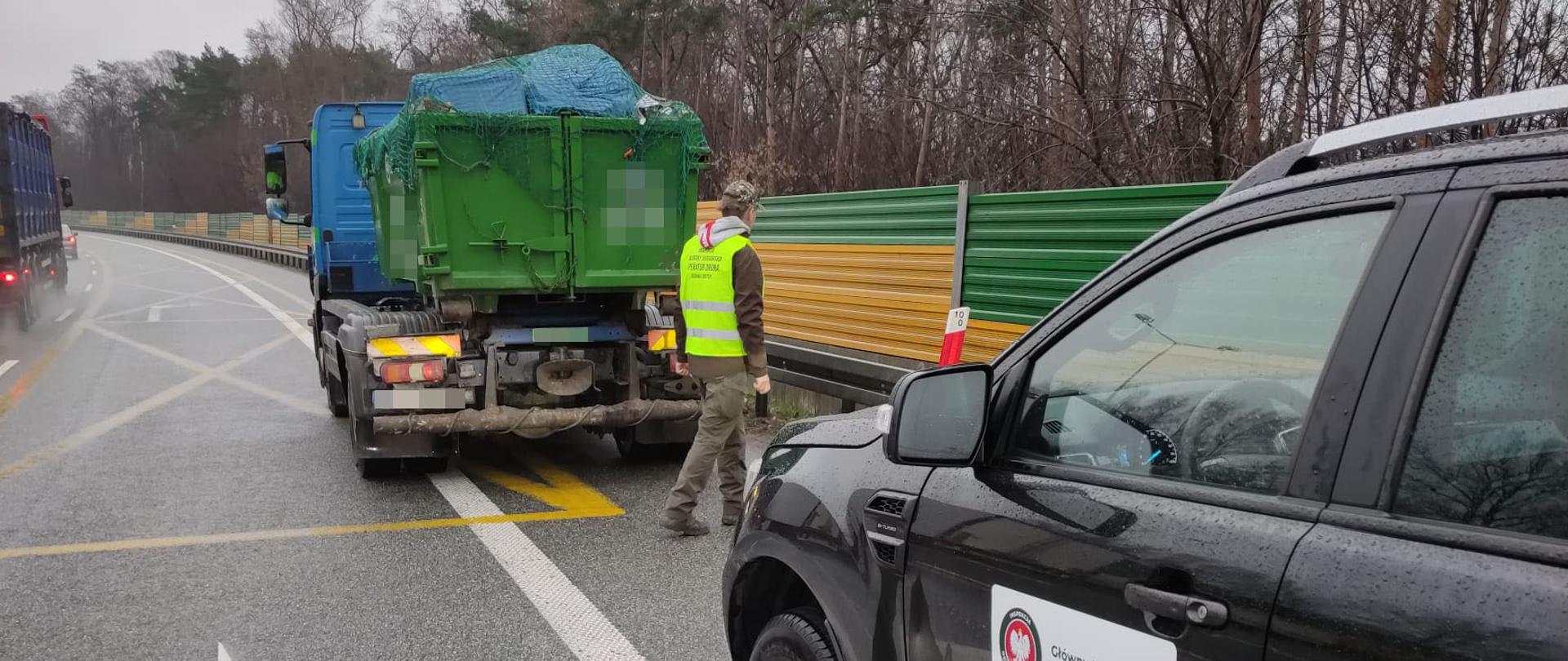 Inspektor z GIOŚ zatrzymuje ciężarówkę z odpadami do kontroli